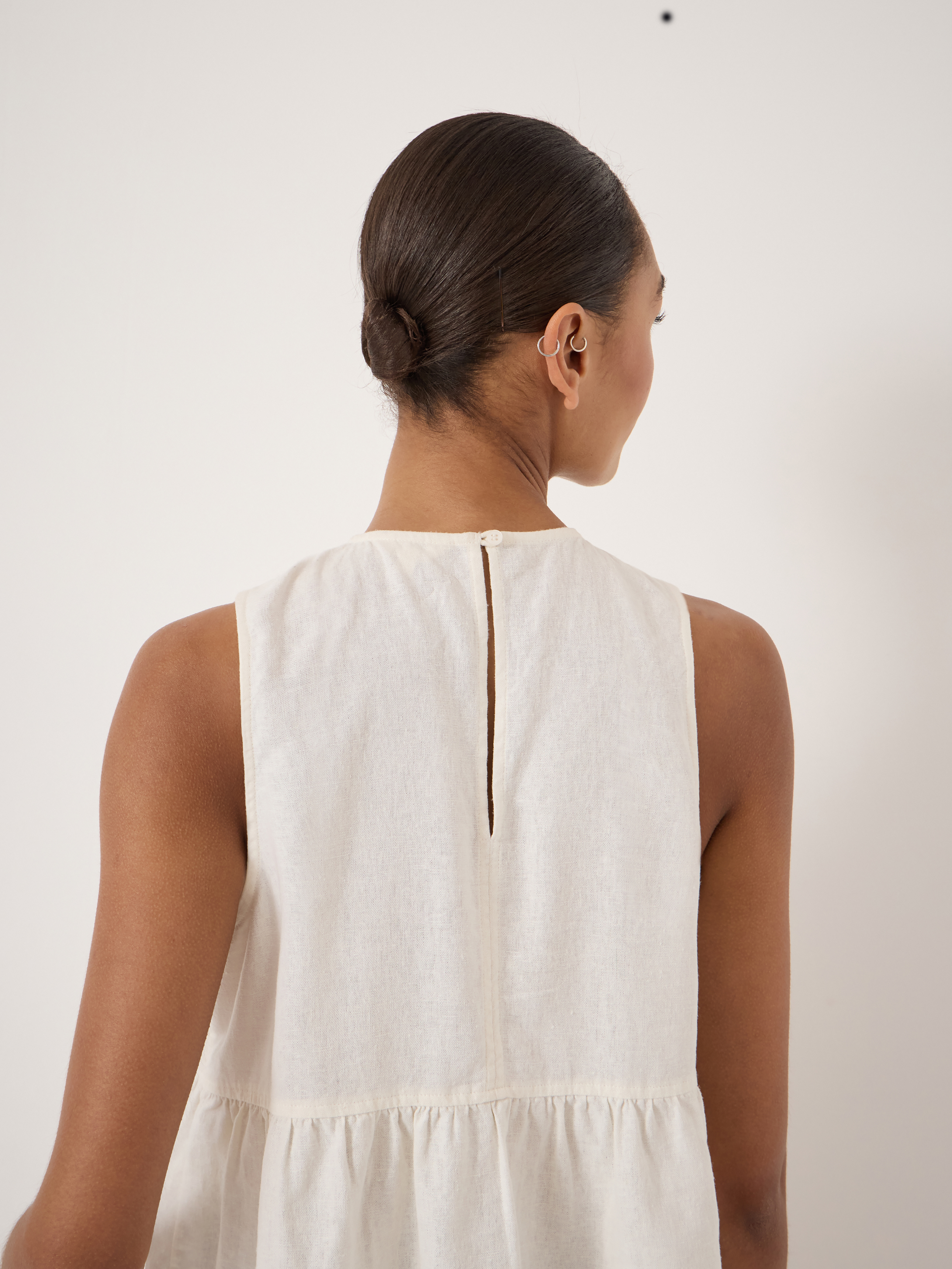 Nomie Sleeveless Linen Blend Peplum Top | White | hush