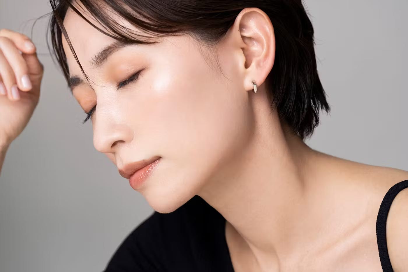 woman leaning her head forward with her eyes closed