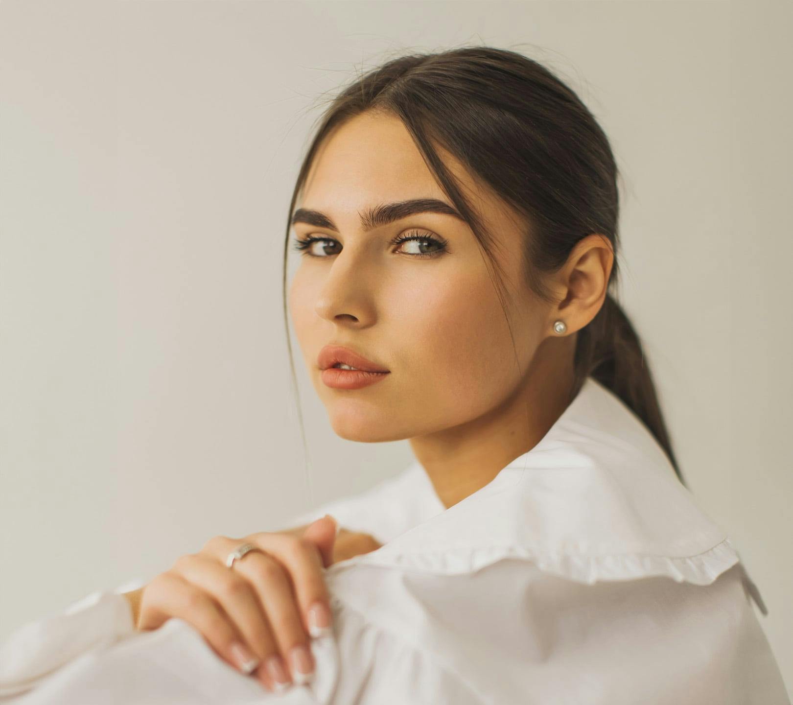 woman with her hand on her shoulder