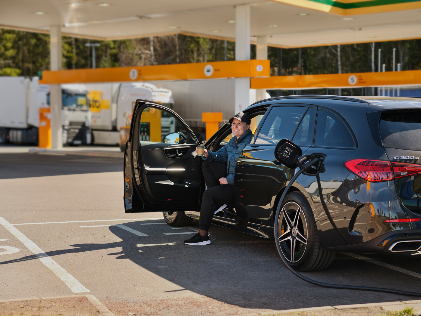 Bil som laddas på Preemstation