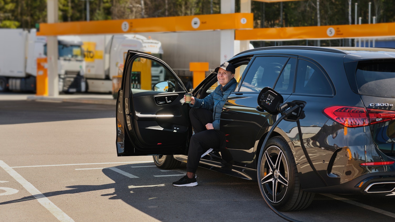 Bil som laddas på Preemstation