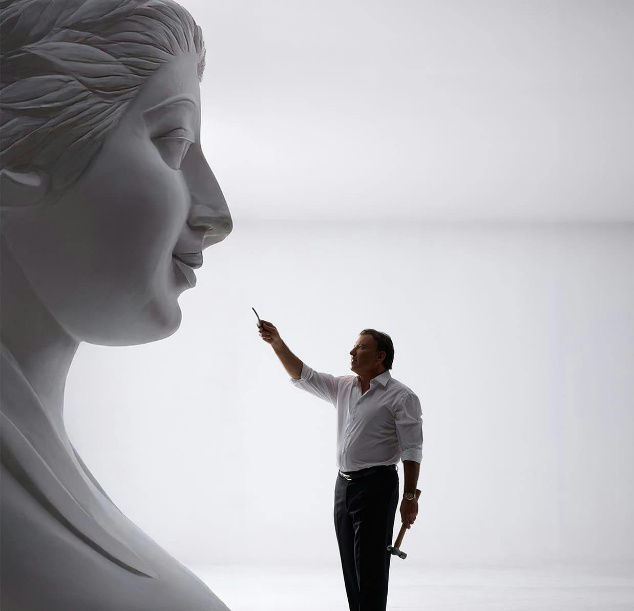 garth pointing to a statue