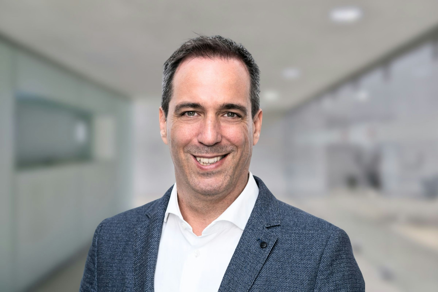 Portrait Tom Schneider Hwz