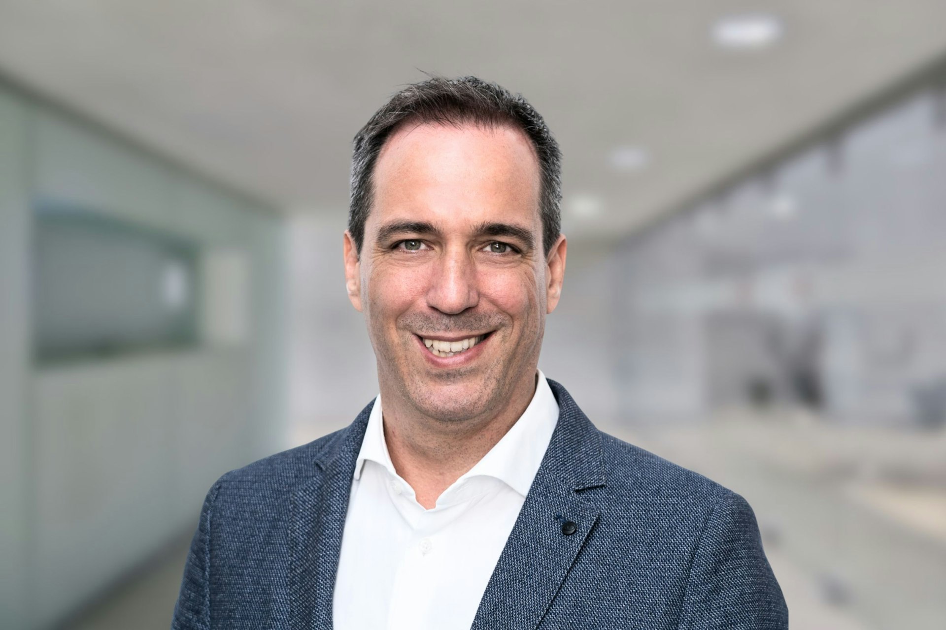 Portrait Tom Schneider Hwz