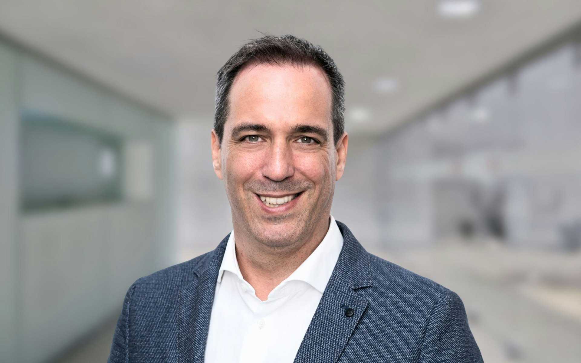 Portrait Tom Schneider Hwz