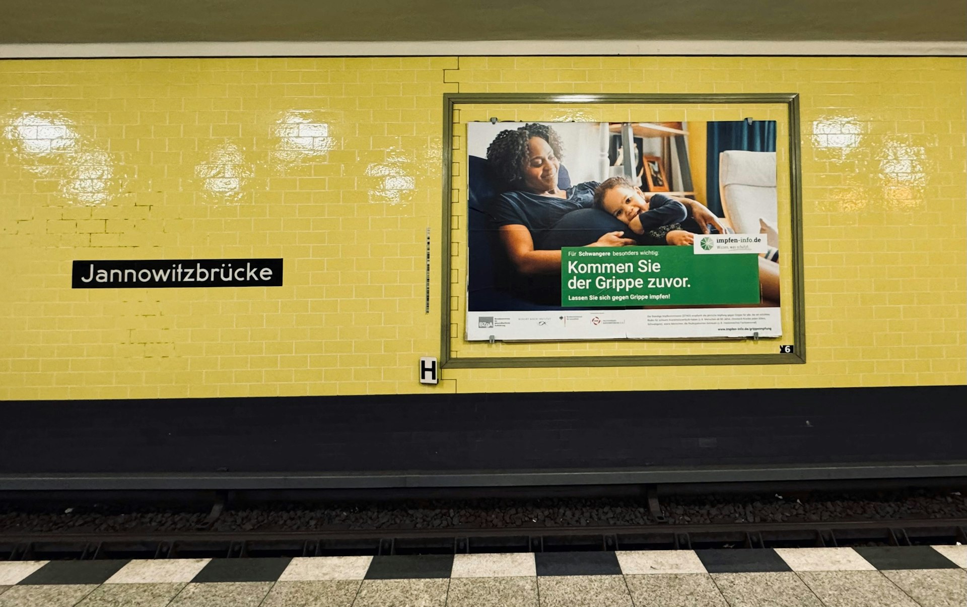 Foto Plakat Grippe Metrostation Berlin Nov 2024 (Bild: Eva Forster)