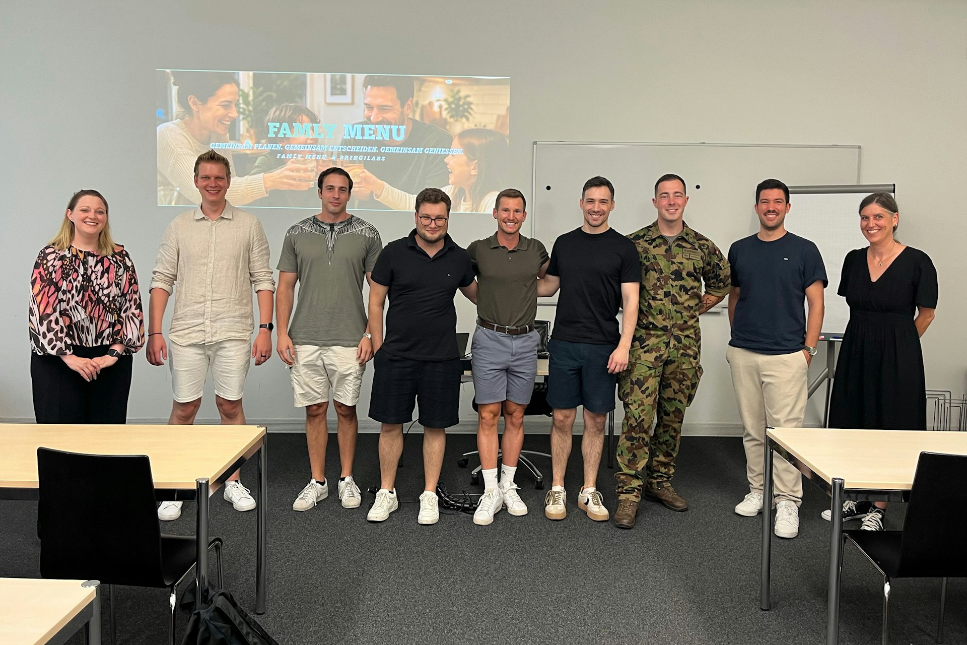 Das Gewinnerteam des Major AI & Digital Transformation zusammen mit Juan-Pablo Schmid, CCO von Bring! Labs, Sabeth Marini, Design Thinking Dozentin, (ganz links) und Claudia Monstein, UX & UX Writing Dozentin (ganz rechts).