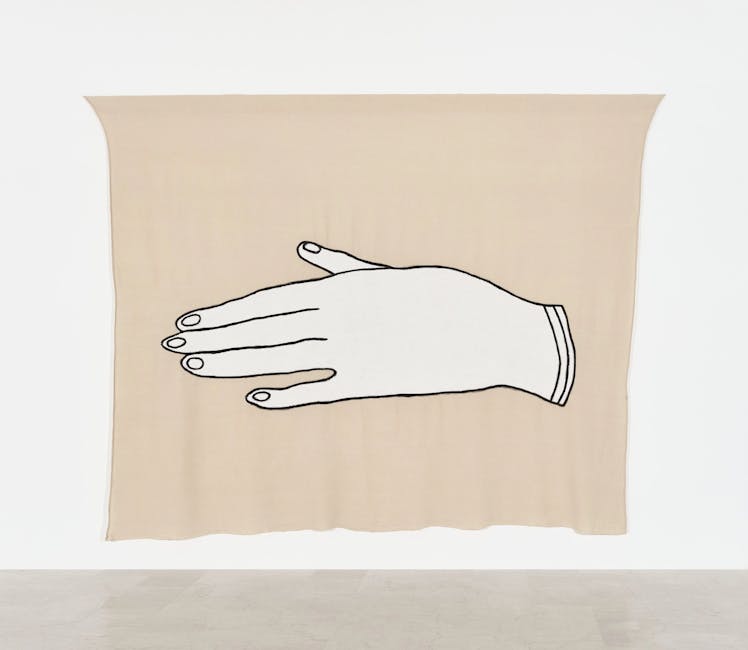 Adelaide Cioni - White hand Adelaide Cioni - White hand