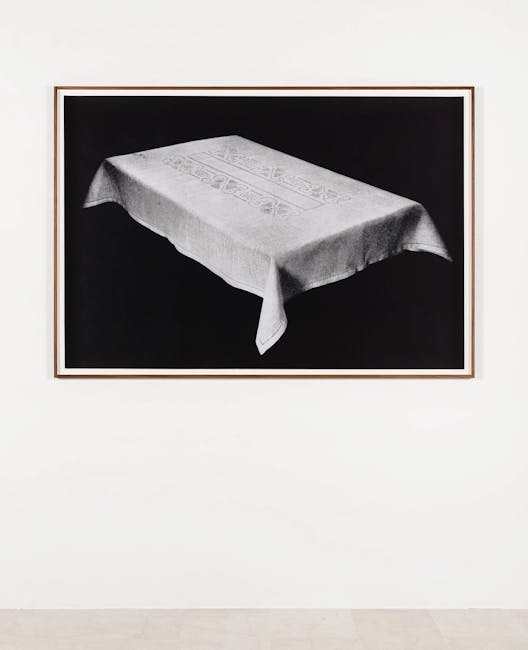Alessandra Spranzi - Tovaglia sospesa (L'insieme è nero)