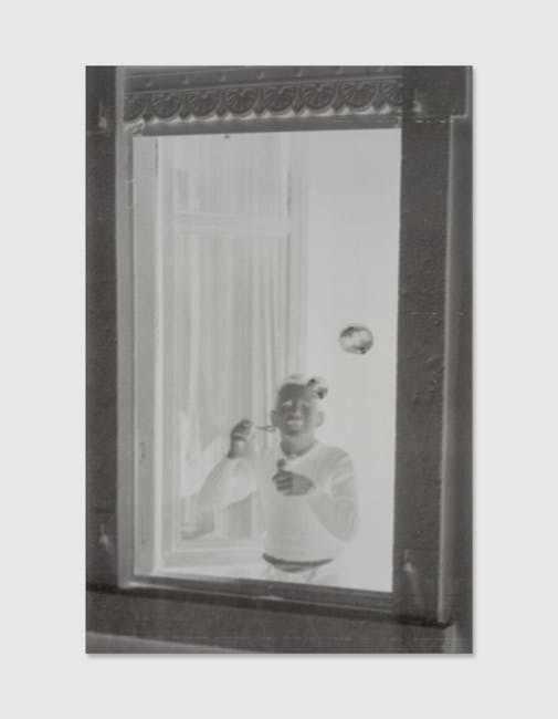 Alessandra Spranzi - Ragazzo alla finestra con bolle di sapone Alessandra Spranzi - Ragazzo alla finestra con bolle di sapone