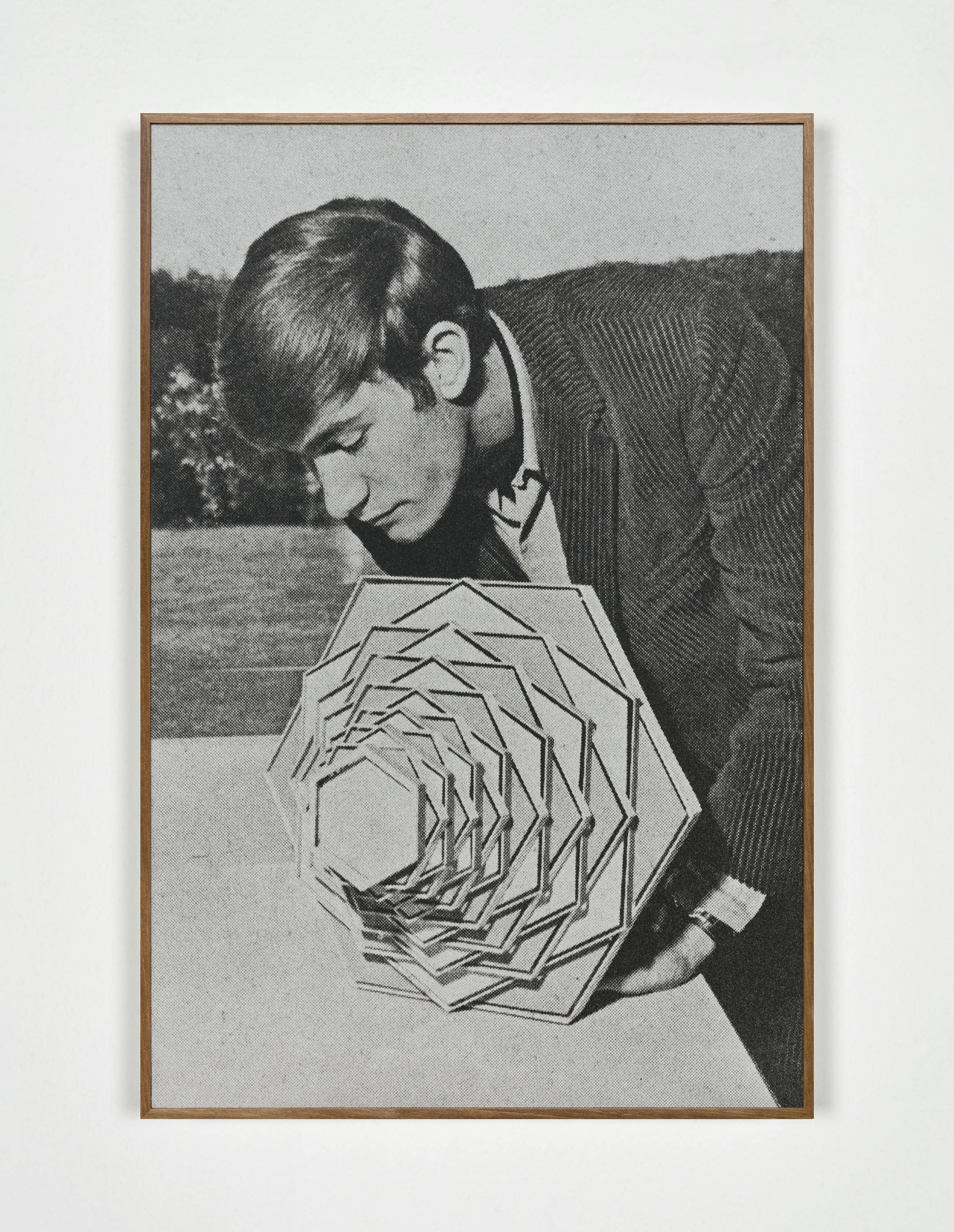 Alessandra Spranzi - Ragazzo con prototipo (L’insieme è nero)