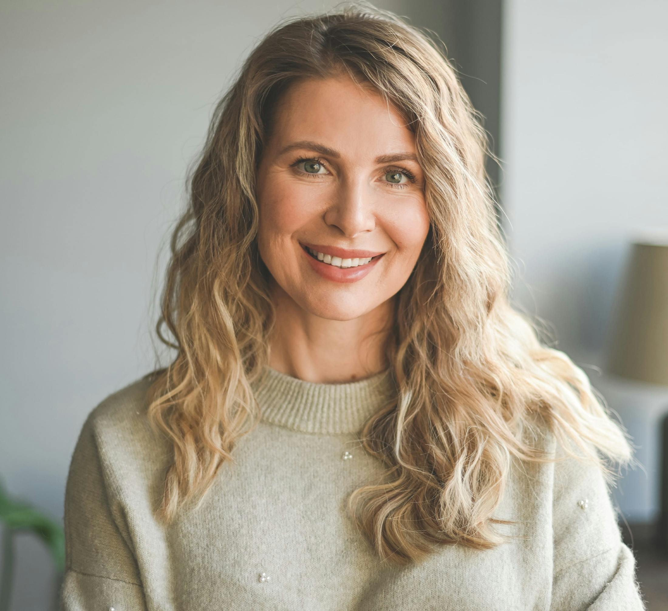 woman with blonde wavy hair