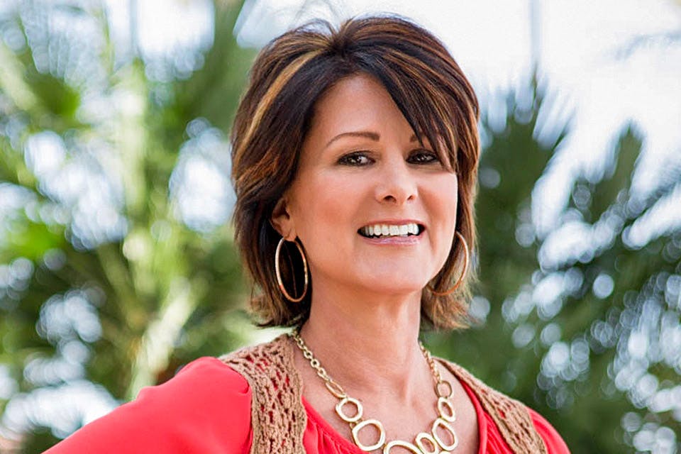 woman wearing a chunky gold necklace