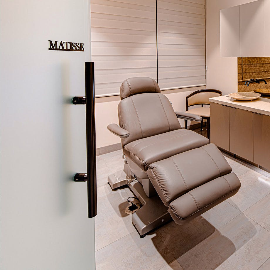 Algumas cirurgias vão muito além do resultado visível., Elas inauguram  fases, despertam versões e devolvem caminhos que, por algum motivo, tinham  sido deixados de lado., Essa paciente é daquelas que ..., image size:920x920