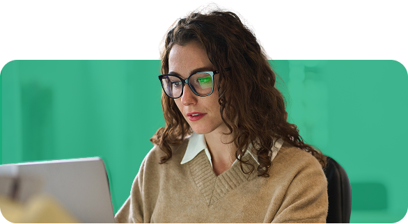 Specjalistka e-commerce pracująca przy laptopie, korzystająca z narzędzi marketing automation edrone zintegrowanych z IdoSell