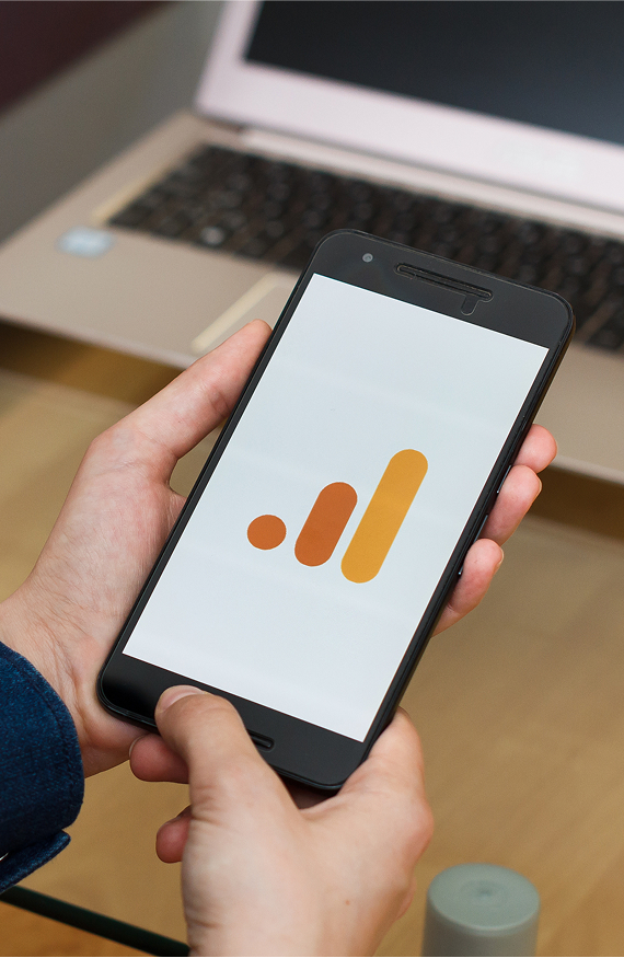 Smartfon z wyświetlonym logotypem Google Analytics.
