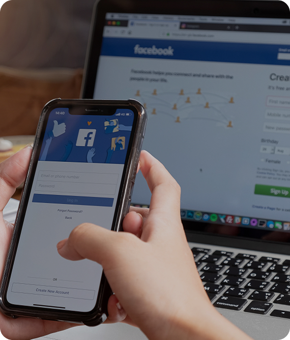 Integracja sklepu online z Facebookiem Logowanie do Facebooka na smartfonie przy otwartej stronie Facebooka na laptopie