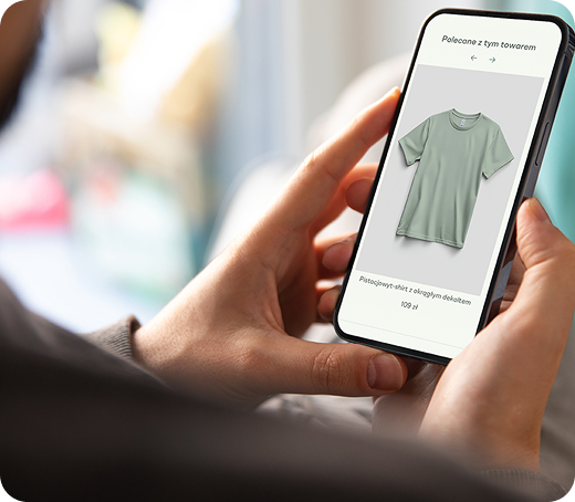 Widok rekomendacji „Polecone z tym towarem” na ekranie smartfona w sklepie internetowym