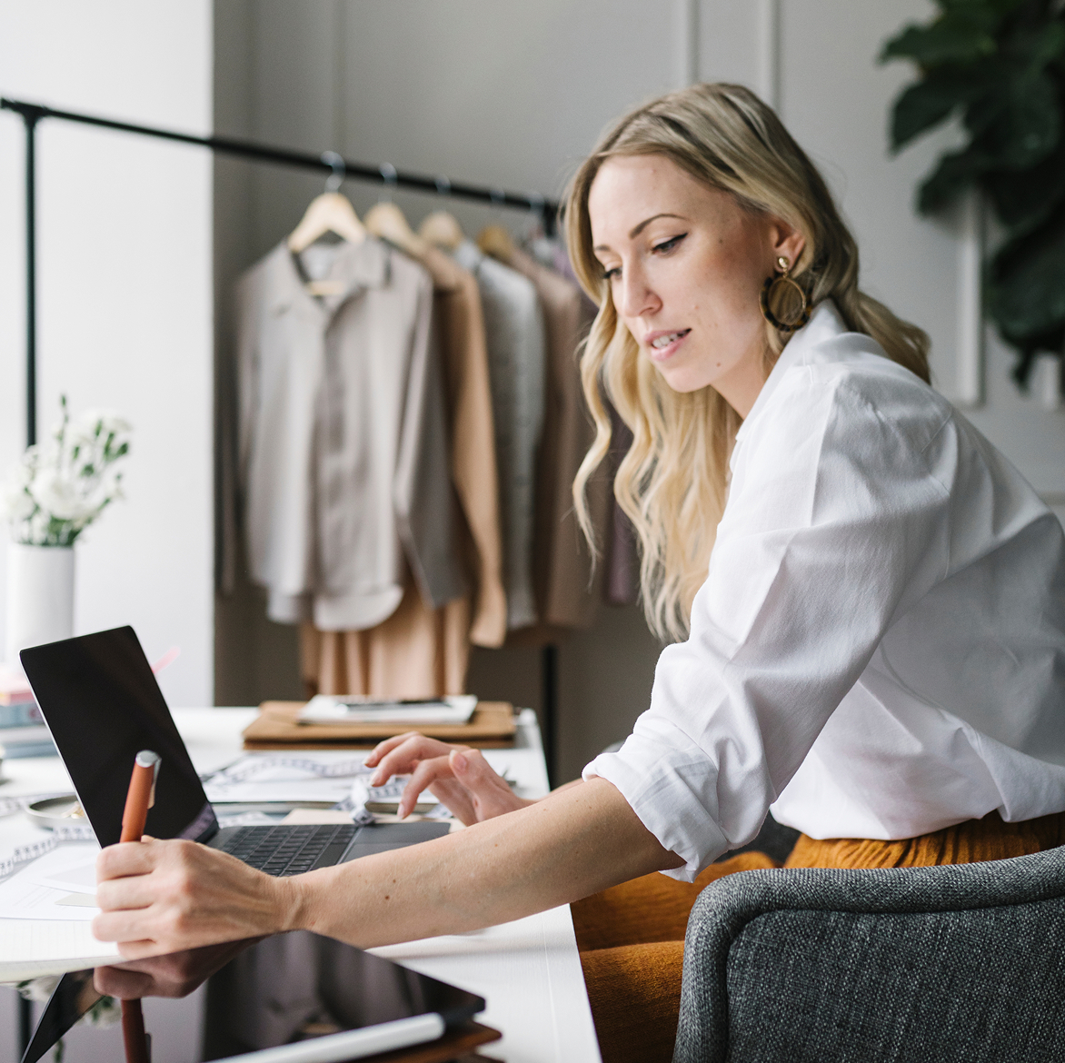 Sprzedaż wielokanałowa i Multistore w IdoSell – jeden panel, wiele rynków sprzedaży Sprzedawca e-commerce zarządzający sprzedażą wielokanałową i sklepami Multistore w panelu IdoSell.