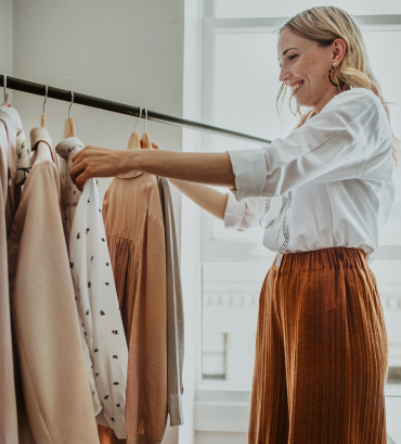 Uśmiechnięta kobieta przeglądająca ubrania