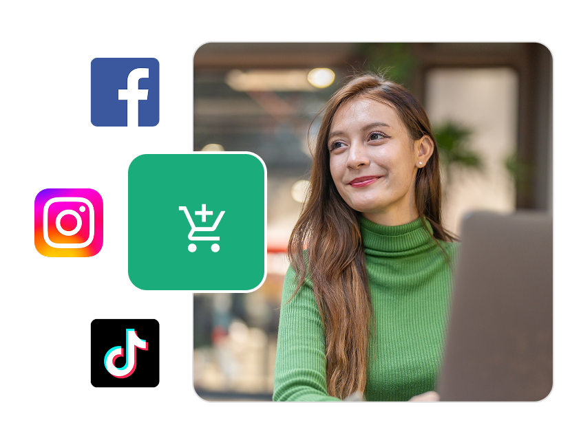Integracja z Facebook, Instagram i TikTok Uśmiechnięta kobieta pracująca na laptopie – integracja sklepu z social mediami