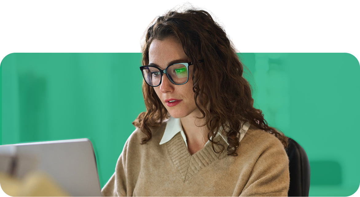 Marketing automation e-commerce – integracja IdoSell z edrone Specjalistka e-commerce pracująca przy laptopie, korzystająca z narzędzi marketing automation edrone zintegrowanych z IdoSell