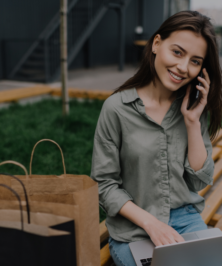 Zadowolona klientka sklepu internetowego korzystająca z oferty subskrypcyjnej, rozmawiająca przez telefon.