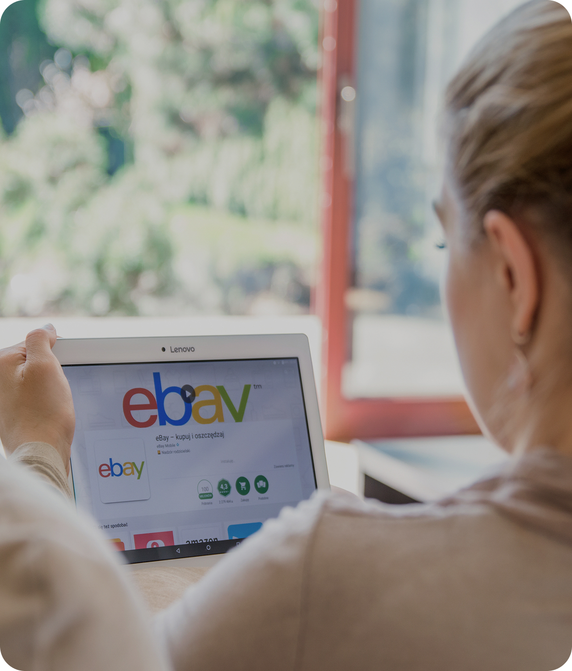 Sprzedawca przeglądający panel eBay na tablecie w kontekście integracji sklepu internetowego