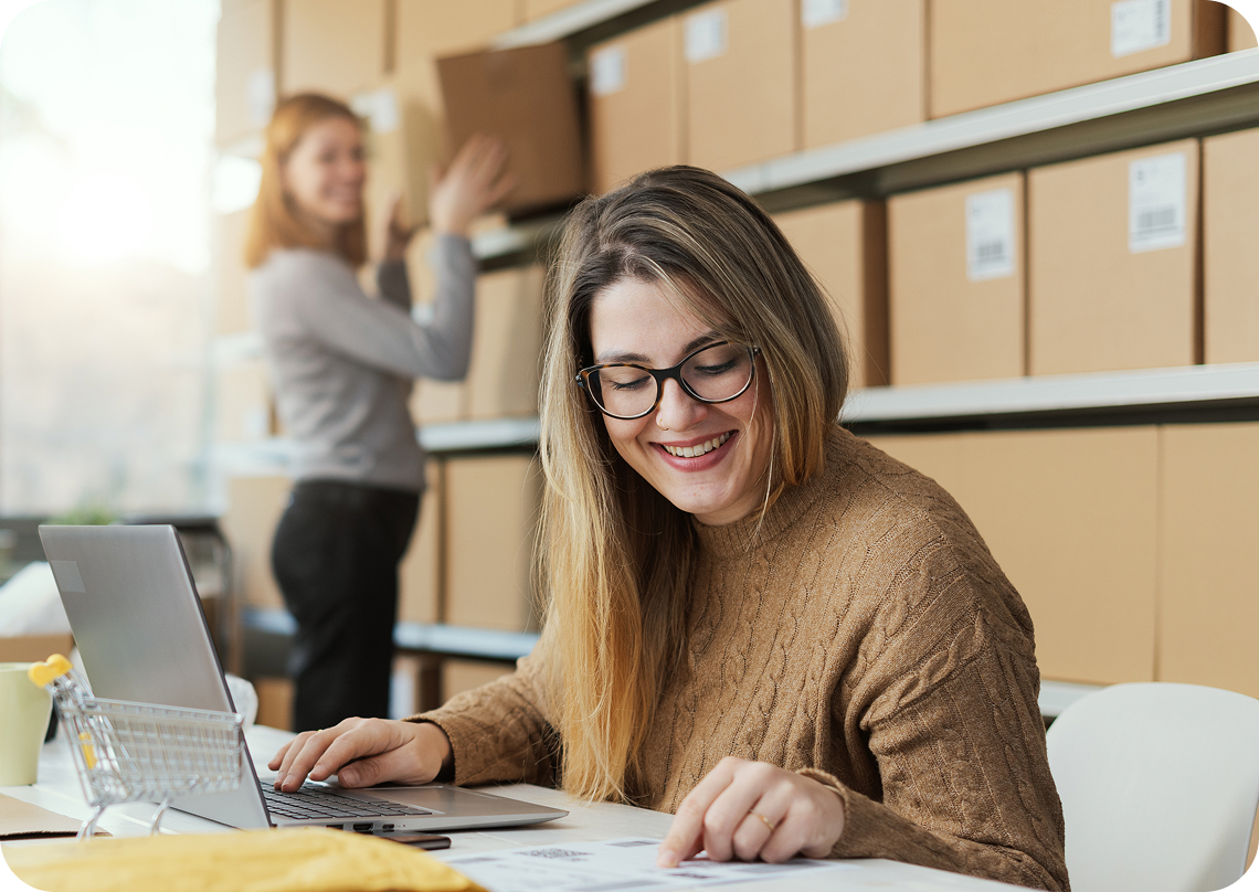 Pracowniczka sklepu internetowego przygotowująca zamówienia w magazynie w kontekście sprzedaży na eMAG