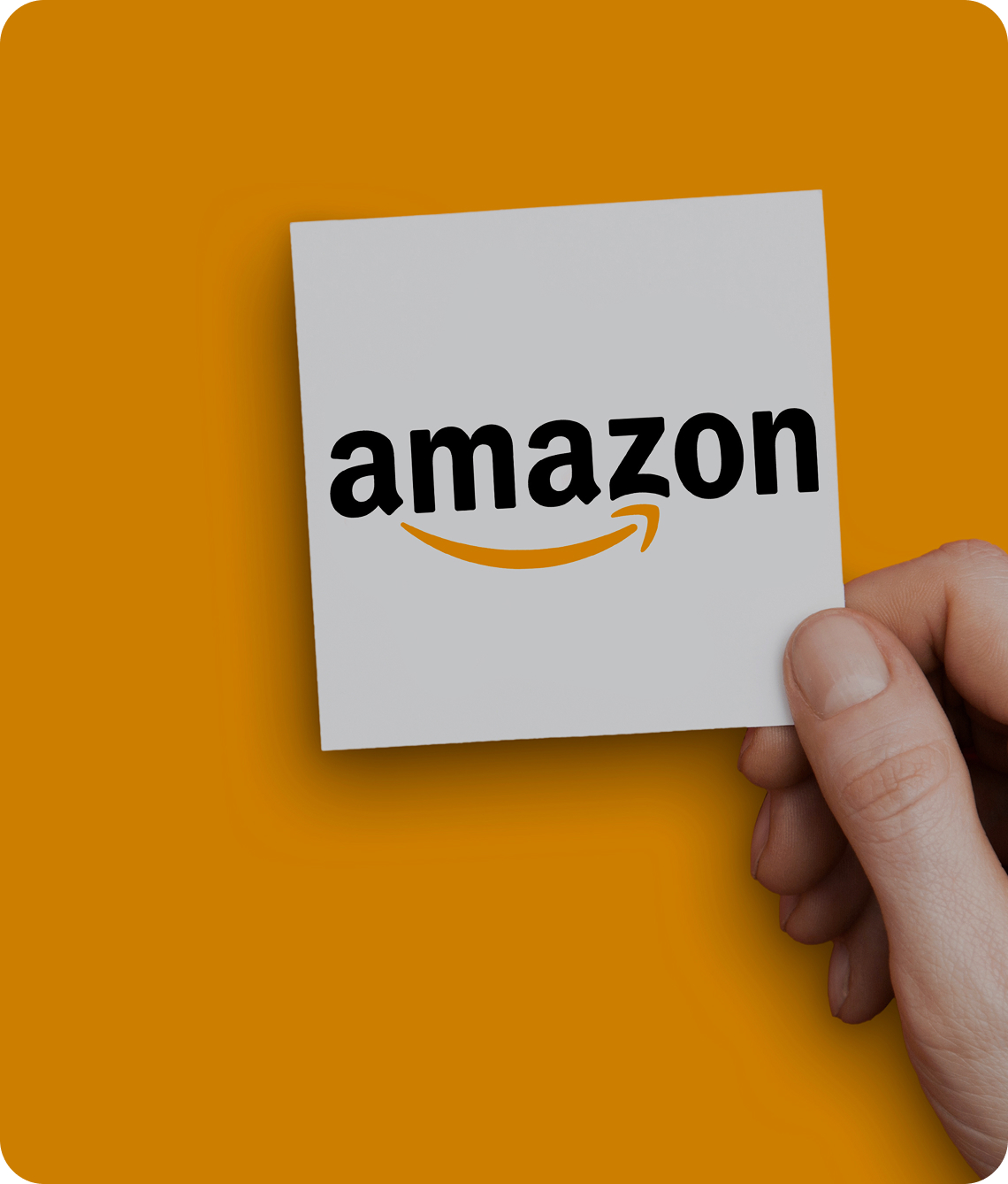 Amazon Marketplace – sprzedaż na największej platformie e-commerce Logo Amazon trzymane w dłoni na pomarańczowym tle, symbol sprzedaży i obecności marki na marketplace Amazon