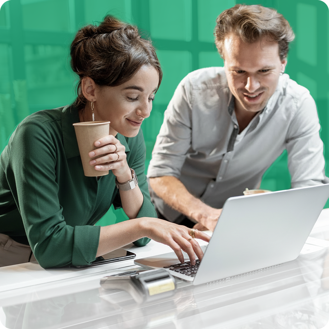 Dwie osoby analizujące wyniki testów A/B na laptopie w sklepie internetowym.