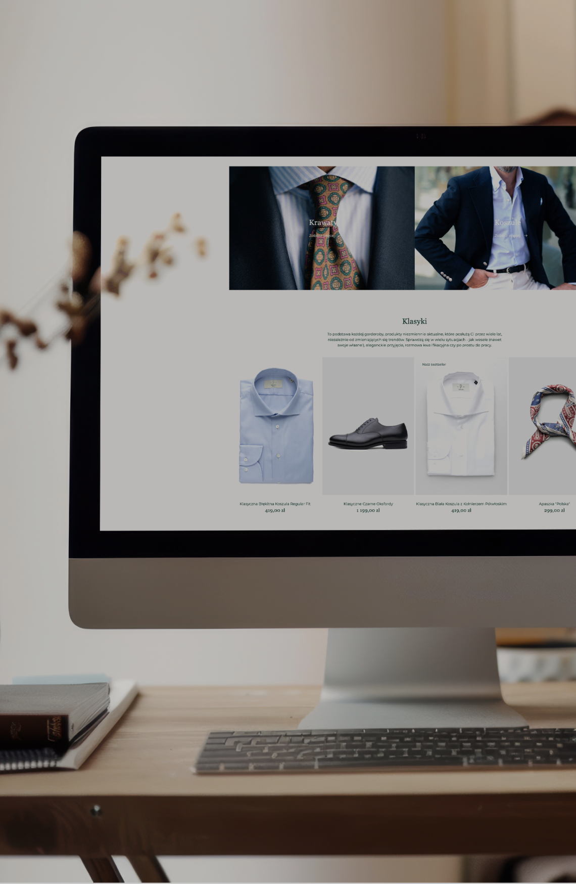 Widok sklepu internetowego na ekranie komputera podczas testów A/B elementów oferty i układu produktów.