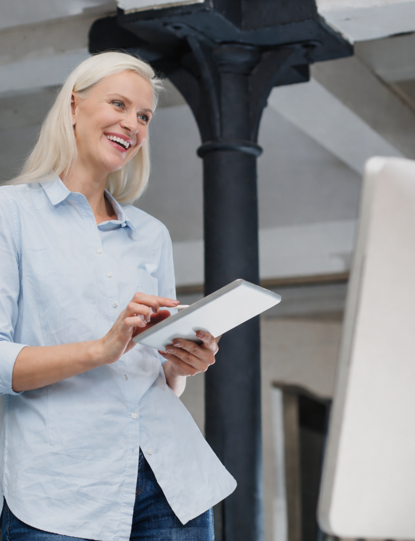 Przedsiębiorca rozwijający sprzedaż online dzięki wsparciu finansowemu Wealthon.