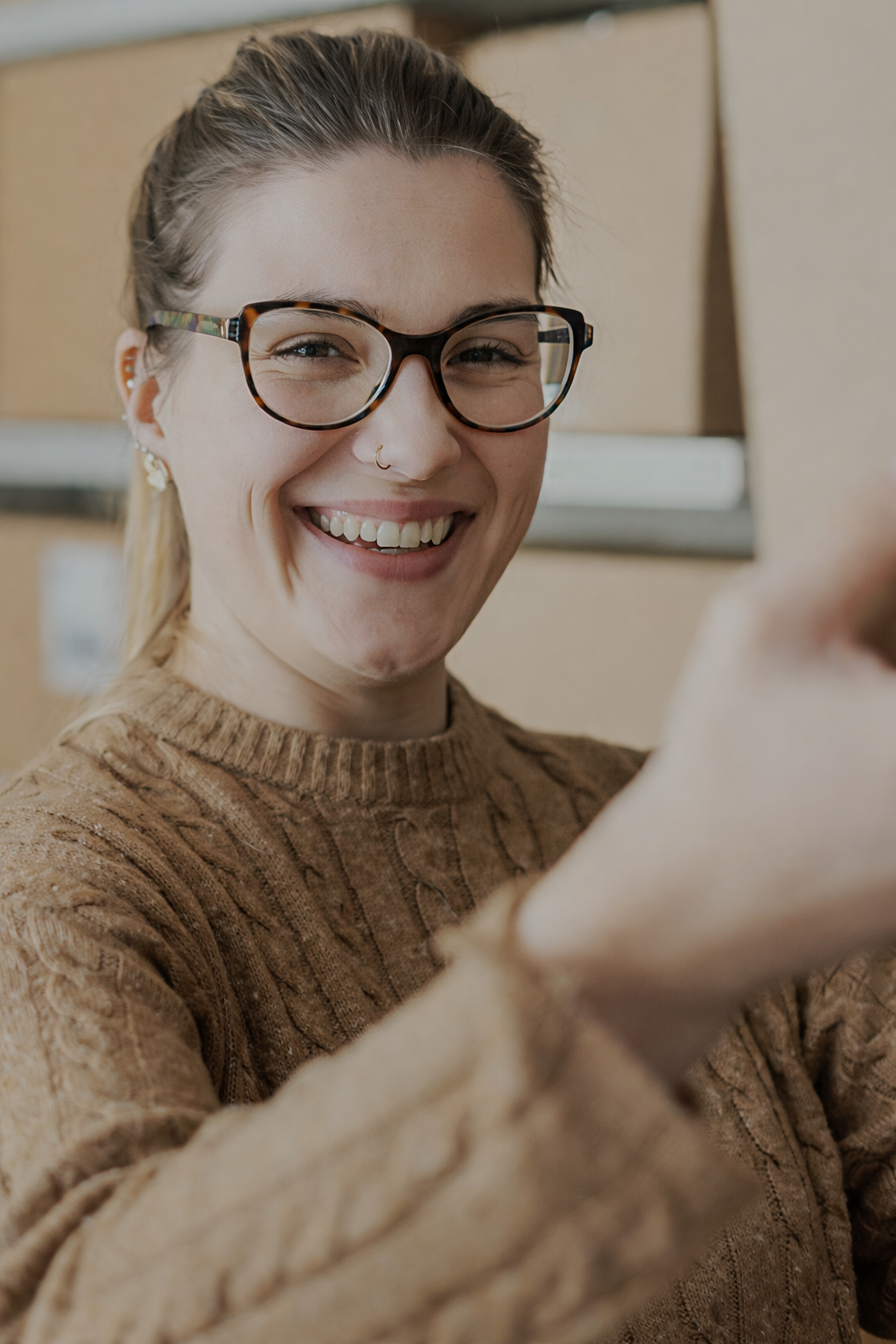 Uśmiechnięta właścicielka sklepu internetowego w magazynie – integracja systemu ERP ze sklepem IdoSell i sprawna obsługa sprzedaży