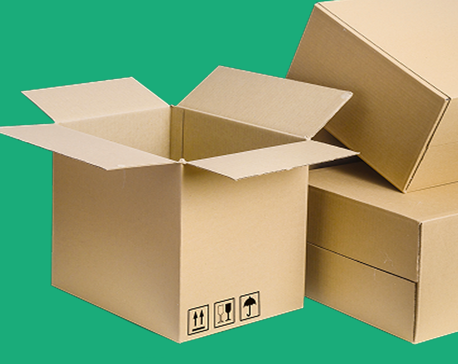 Zdjęcie kartonów na zielonym tle