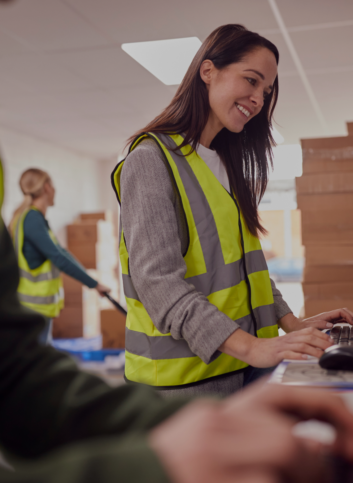 Kobieta zarządzająca zamówieniami ze sklepów internetowych