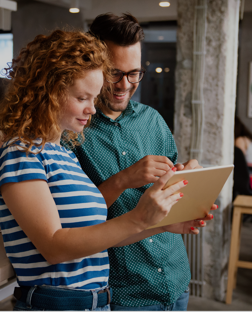 Audyt sklepu internetowego - pracownicy IdoSell sprawdzają na tablecie działanie niektórych funkcjonalności sklepu internetowego.