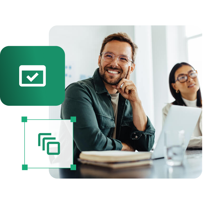 Uśmiechnięty mężczyzna z laptopem, który jest zadowolony z efektu szablonu Standard w IdoSell