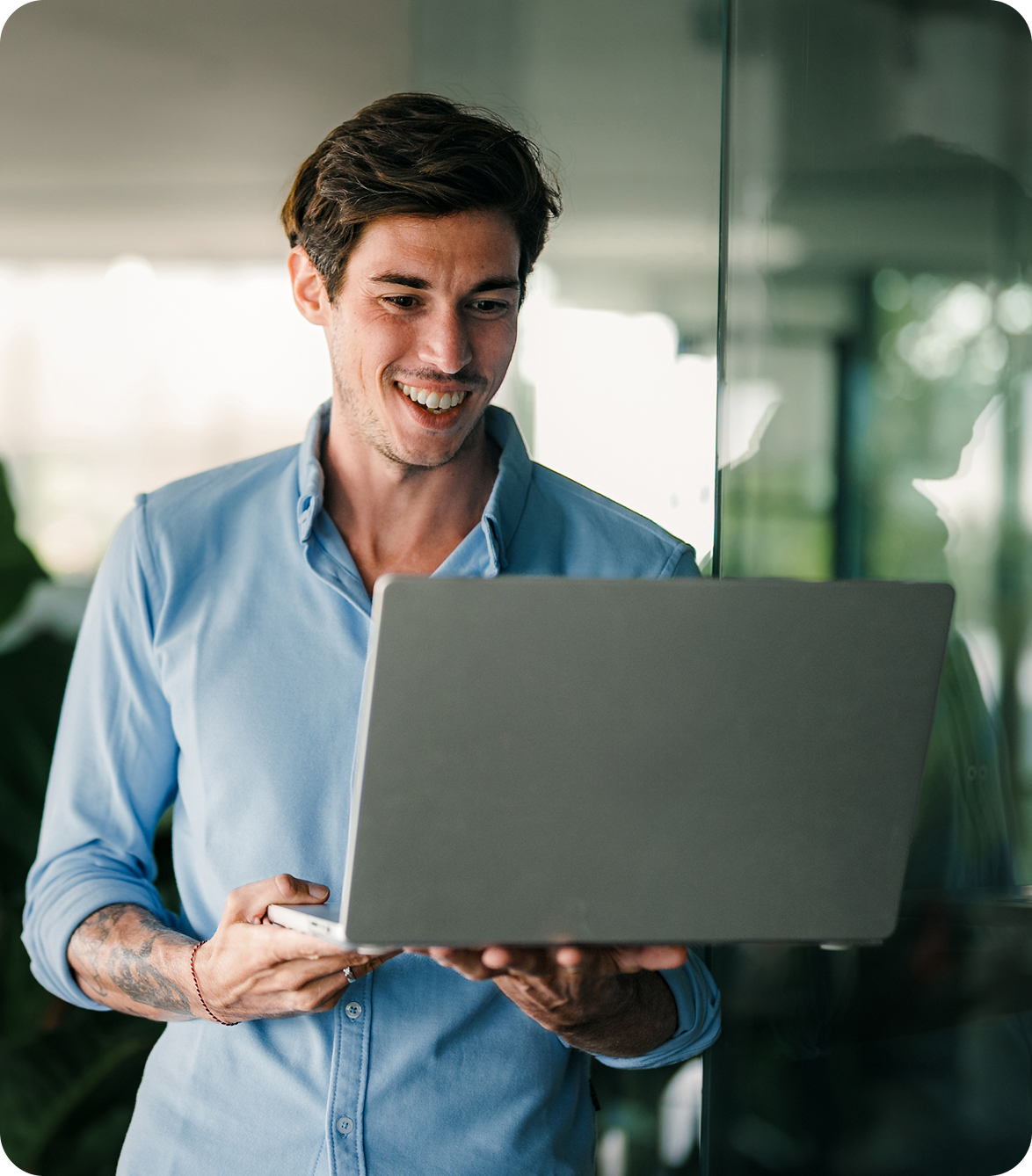 Mężczyzna trzymający laptop cieszący się ze wszystkich możliwości nowej platformy.