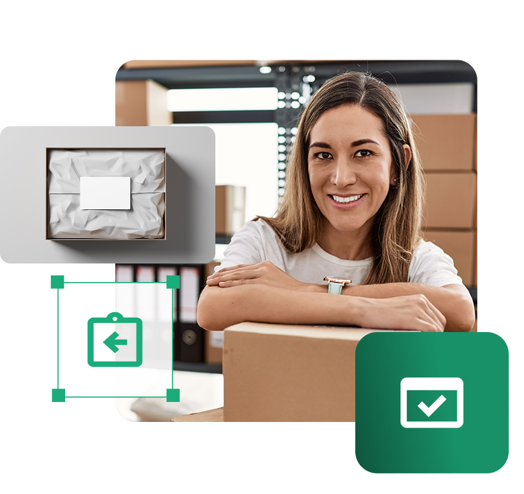 Uśmiechnięta kobieta opiera się o kartonowe pudełko w magazynie lub biurze wysyłkowym. Obok widoczne są grafiki przedstawiające zapakowaną paczkę, ikonę zwrotu oraz ikonę potwierdzenia.