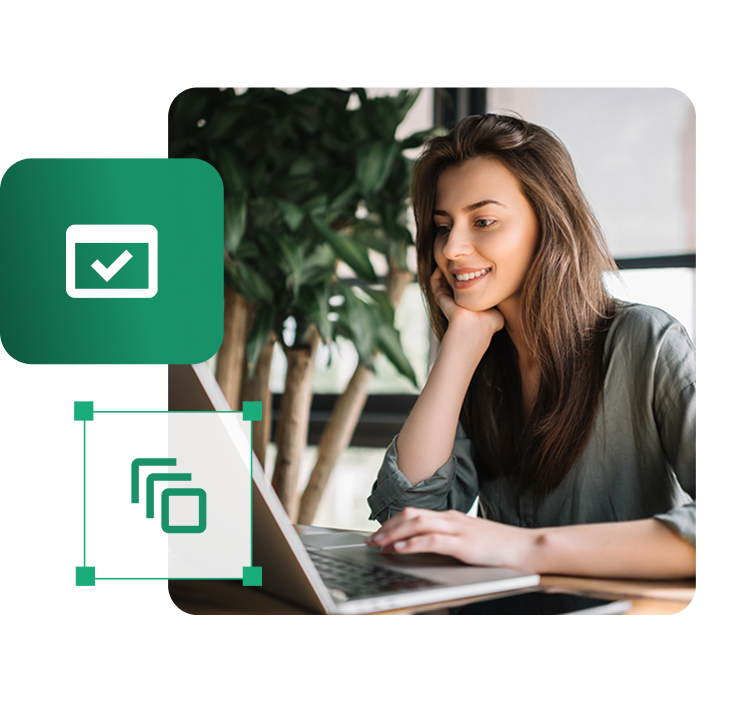 Uśmiechnięta kobieta siedząca przy laptopie, korzystają z rozwiązań sprzedaży subskrypcyjnej w IdoSell