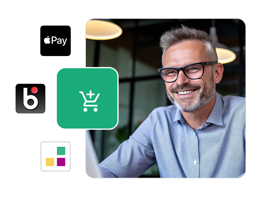 Uśmiechnięty ekspert e-commerce pracujący przy laptopie w biurze – Checkout 2.0