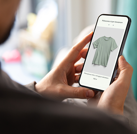 Widok rekomendacji „Polecone z tym towarem” na ekranie smartfona w sklepie internetowym