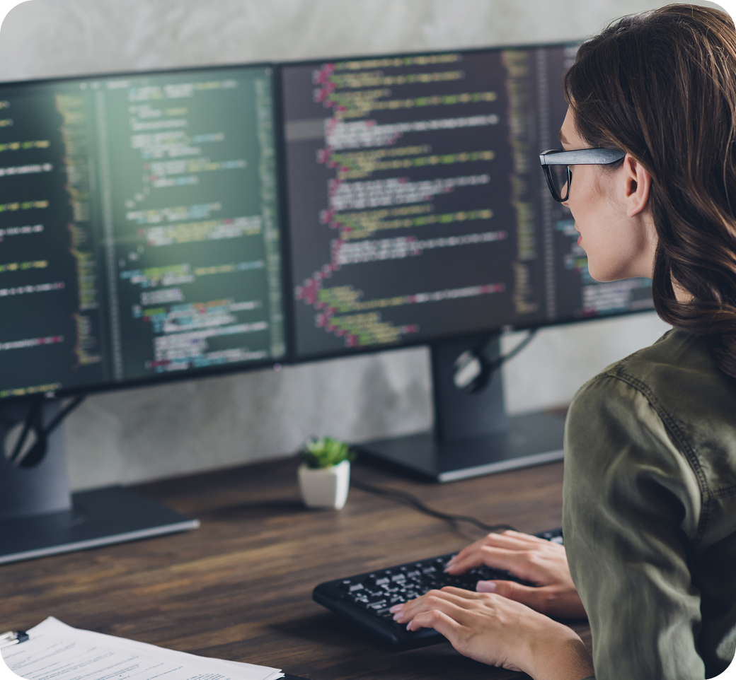 Kobieta analizująca dane na monitorze