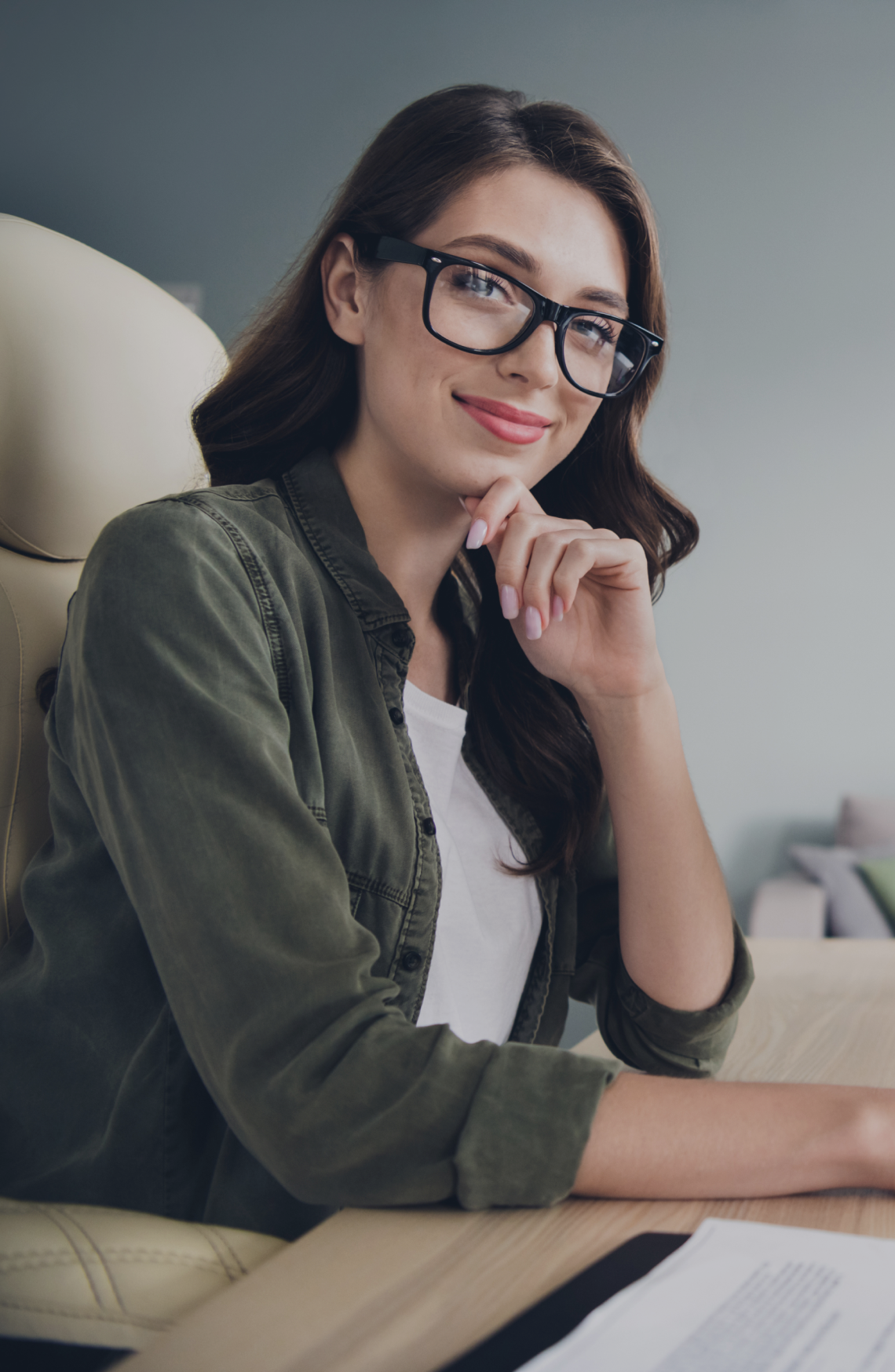 Kobieta siedząca przy komputerze i korzystająca z narzędzi dla developerów.