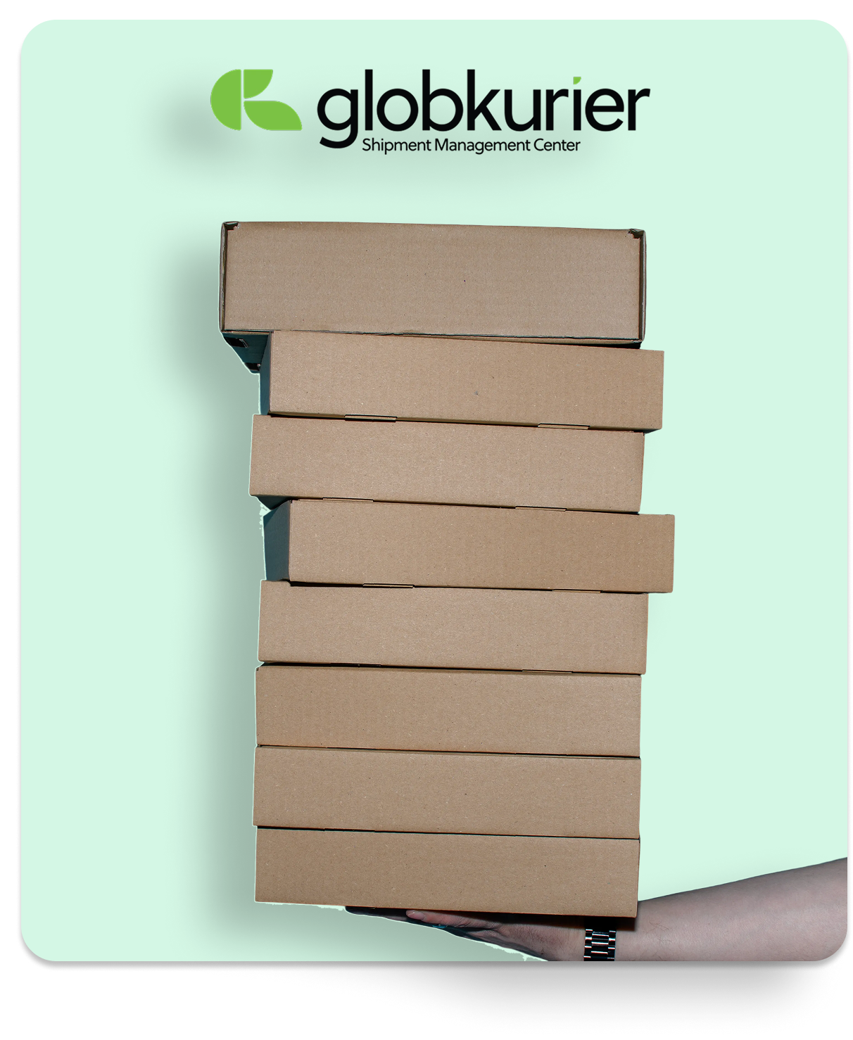 Dłoń trzymająca wysoką wieżę kartonowych paczek na miętowym tle z logo GlobKurier Shipment Management Center.