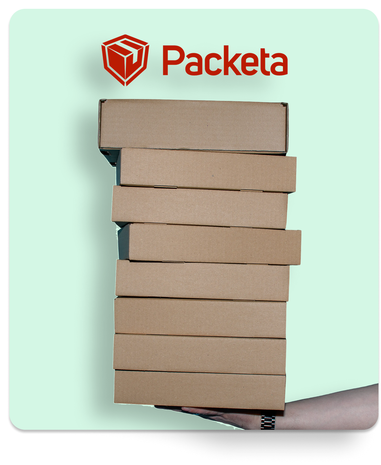 Dłoń trzymająca wysoką wieżę kartonowych paczek na miętowym tle z logo Packeta.
