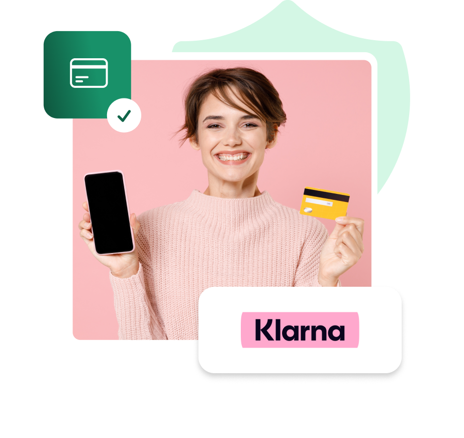 Integracja IdoSell z Klarną - płatności odroczone w sklepie internetowym Kobieta trzymająca smartfon i kartę płatniczą, logo Klarna, ikona zatwierdzonej płatności kartą.