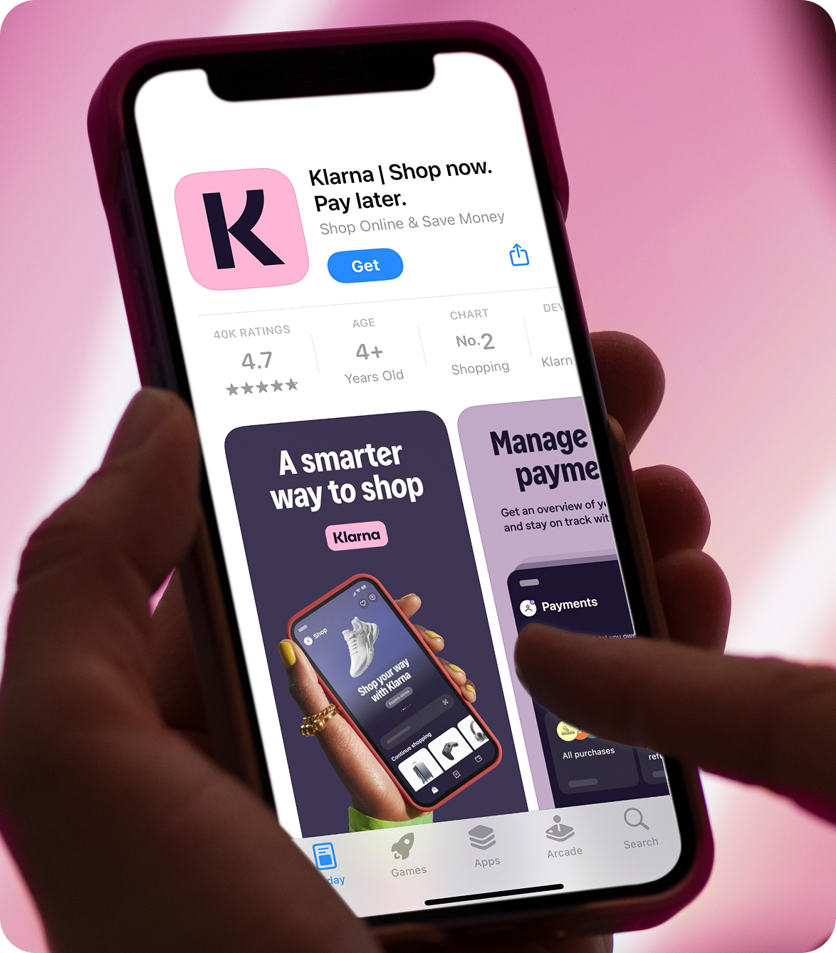 Aplikacja mobilna Klarna w App Store - płatności odroczone dla klientów sklepu internetowego Smartfon z aplikacją Klarna otwartą w App Store, ocena 4.7 z 40 tys. opinii, hasło A smarter way to shop