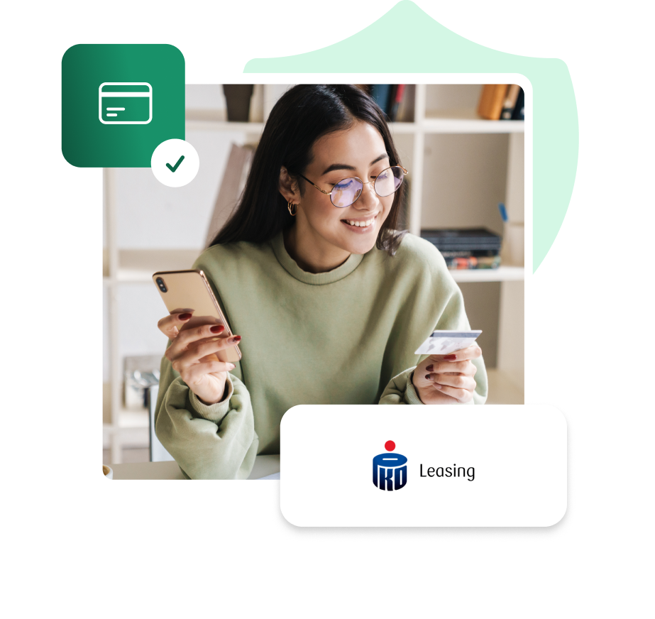 Kobieta trzymająca smartfon i kartę płatniczą, logo PKO Leasing, ikona zatwierdzonej płatności kartą